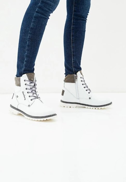 Сыграем белыми: 8 пар светлых ботинок, которые можно носить зимой