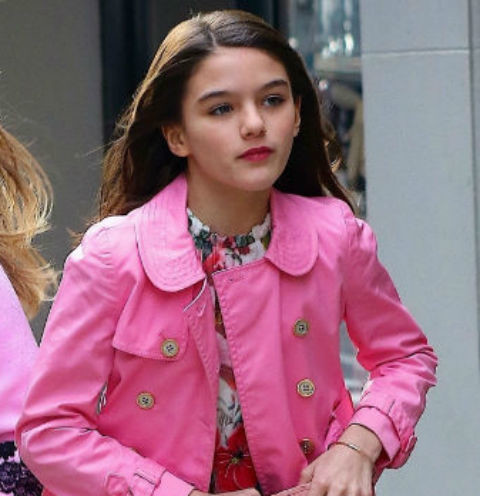 С сумкой в стиле Chanel и красной помадой на губах: 12-летняя дочь Тома Круза прогулялась одна по Нью-Йорку